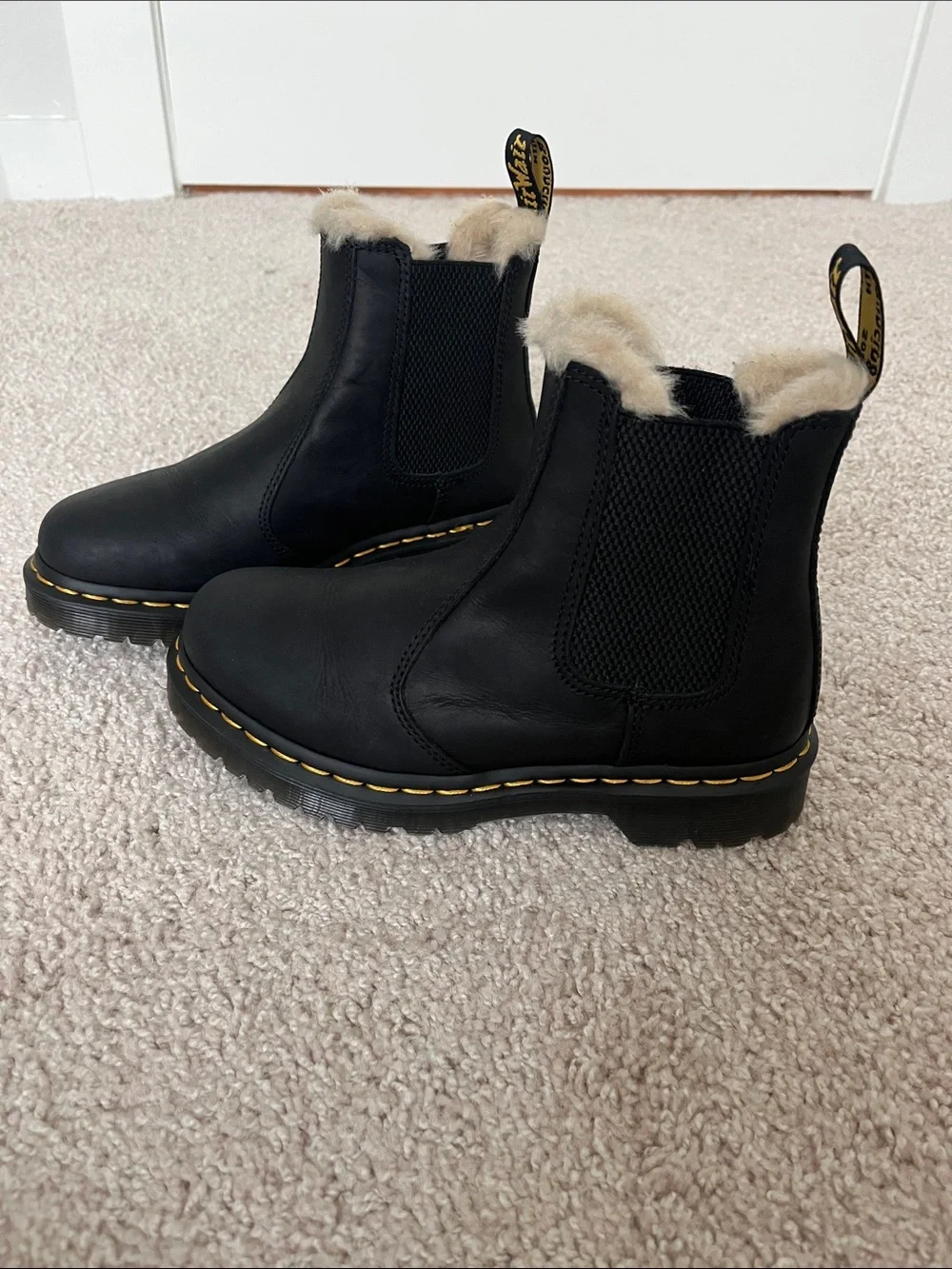 Dr. Martens Black Leather chelsea Fur-Trim Boots size 6